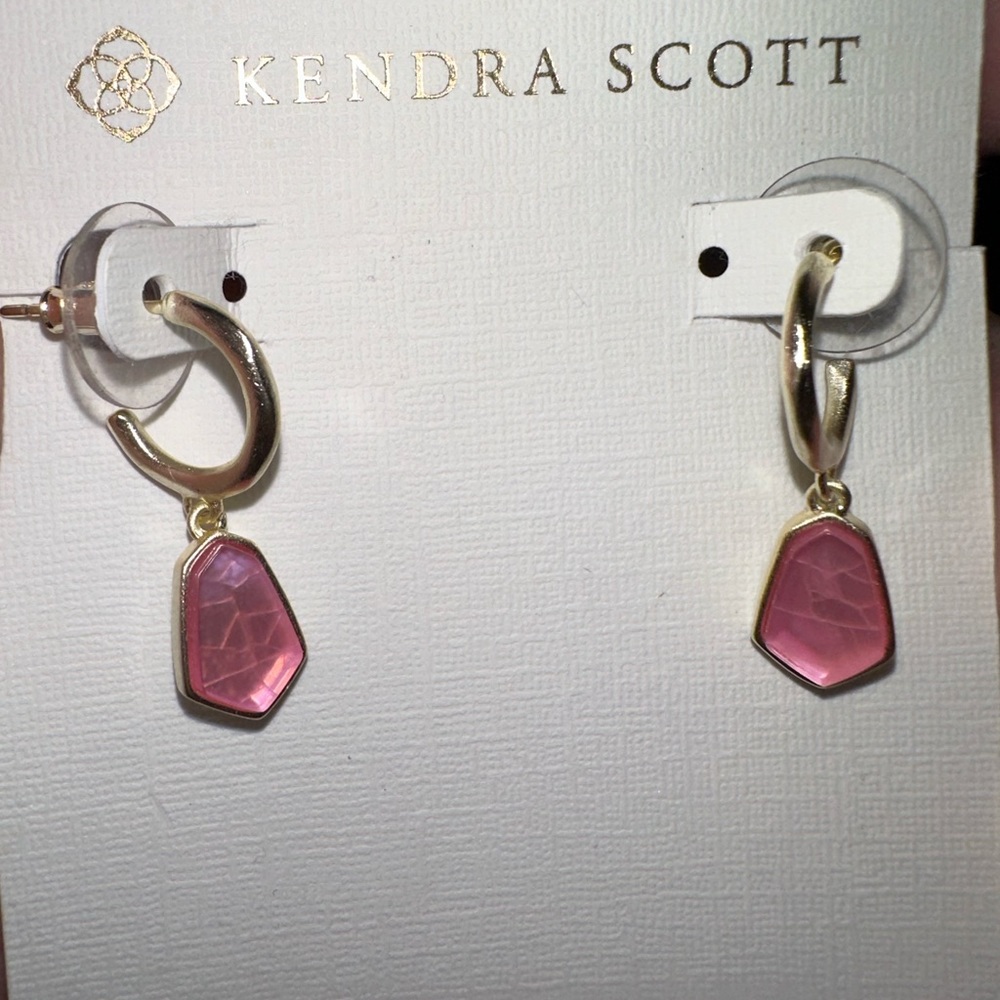 📍NWT📍Kendra Scott Baby Pink & Gold Ear Huggies